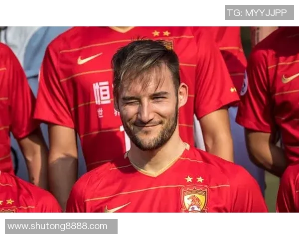 帅哥足球明星们的绿茵场上魅力与实力并存的精彩瞬间